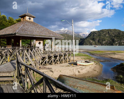 Haus und Holzsteg der Caleta Tortel, an der Küste, Caleta Tortel, Region Aysén, Patagonien, Chile Stockfoto