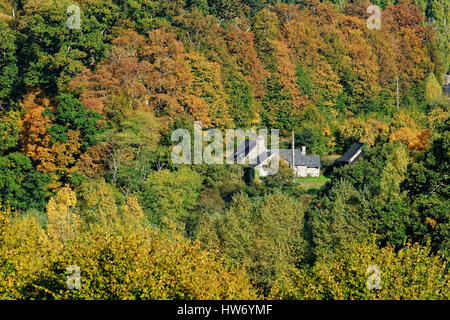 Altes Bauernhaus in einem Herbst bewaldeten Umgebung, das Tal des Flusses Varenne Stockfoto