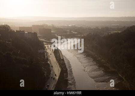 Die Avon-Schlucht, bei Ebbe in Bristol, England. Der Fluss Avon fegt durch die Felsen und Wald flankiert Schlucht. Stockfoto