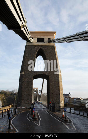 Der Steinturm der Clifton Suspension Bridge über den Avon-Schlucht in Bristol, England. Die Brücke wurde von Isambard Kingdom Brunel und offen konzipiert. Stockfoto