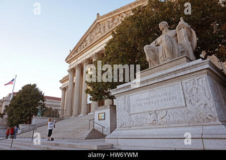 Ewige Wachsamkeit ist der Preis der Freiheit - Inschrift unterhalb einer Statue außerhalb der National Archives in Washington DC, USA Stockfoto