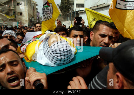 Hebron, Palästina. 18. März 2017. (Anmerkung des Herausgebers: Bild zeigt Tod.) Trauernde tragen den Körper des 16 Jahre alten palästinensischen Mourad Youssef Abu Ghazi während seiner Beerdigung im Arroub Flüchtlingslager in der Nähe von der Westbank-Stadt Hebron. Mourad wurde von israelischen Soldaten am Tag zuvor bei Zusammenstößen erschossen. Bildnachweis: Osama Qawasmi/Pacific Press/Alamy Live-Nachrichten Stockfoto