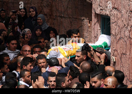 Hebron, Palästina. 16. Oktober 2012. (Anmerkung des Herausgebers: Bild zeigt Tod.) Trauernde tragen den Körper des 16 Jahre alten palästinensischen Mourad Youssef Abu Ghazi während seiner Beerdigung im Arroub Flüchtlingslager in der Nähe von der Westbank-Stadt Hebron. Mourad wurde von israelischen Soldaten am Tag zuvor bei Zusammenstößen erschossen. Bildnachweis: Osama Qawasmi/Pacific Press/Alamy Live-Nachrichten Stockfoto