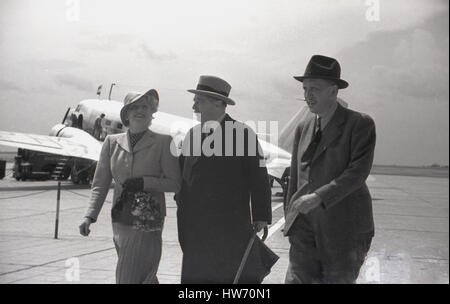 berühmter englischer Schriftsteller H. G Wells und seine Frau zu Fuß auf der Start-und Landebahn nach seiner Ankunft am Flughafen Prag-Ruzyne, Czecholslovakia der 1930er Jahre. Wells war ein ausgesprochener Befürworter des Landes gegen Nazi-deutsche Propaganda zu diesem Zeitpunkt. Stockfoto