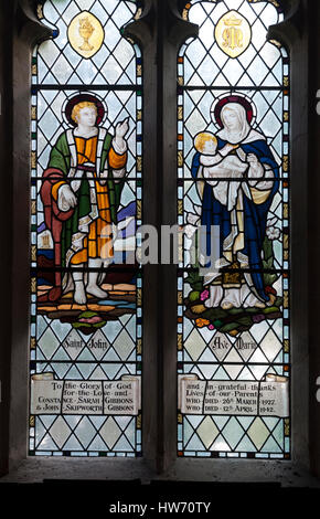 Saint John und Ave Maria Glasmalerei, St. Maria Magdalena Kirche, Boddington, Gloucestershire, England, UK Stockfoto