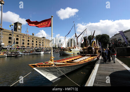 Die Royal Rowbarge Gloriana, Ankern in St Katherines Dock in der Nähe von Tower Bridge, London City Stockfoto