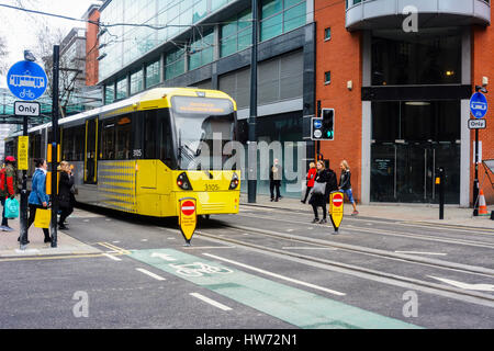 Metrolink Straßenbahnen in der Corporation Street, Manchester Stadtzentrum vorbei Arndale Centre. Stockfoto