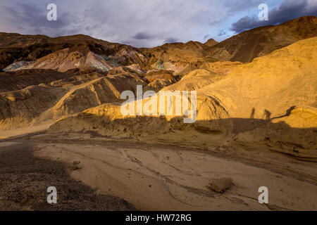 Menschen, Touristen, Besucher, Künstler-Palette, Artist Drive, schwarze Berge, Death Valley Nationalpark, Death Valley, Kalifornien Stockfoto
