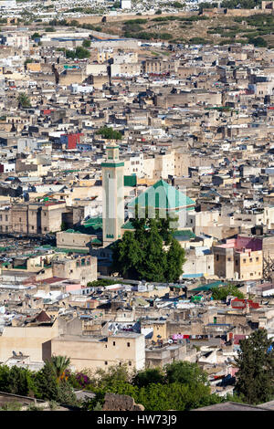 Fes, Marokko.  Altstadt (Fes El-Bali), Zawiya von Moulay Idris (Mitte, mit gefliesten Minarett). Stockfoto