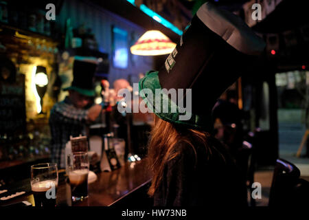 Junge Frau trägt Kobold übergroßen Hut in Putin Bar während der St. Patricks Day in West-Jerusalem Israel Stockfoto