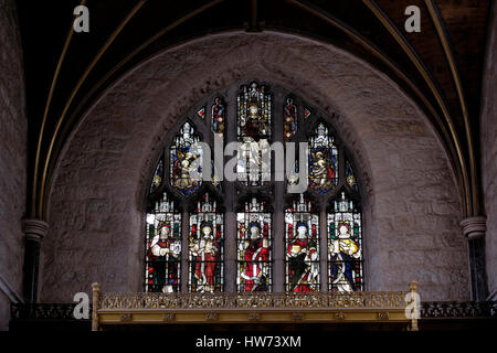 Buntglasfenster mit christlichen Ikonen in St. Georges Kathedrale der Sitz des Bischofs von Jerusalem der Episkopal Anglican Church, die in1899 in Ost-Jerusalem, Israel, gegründet wurde Stockfoto