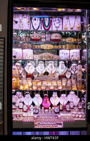Fes, Marokko.  Juwelier-Fenster.  Ringe, Armbänder, Halsketten, Smaragde, Silber und Gold. Stockfoto