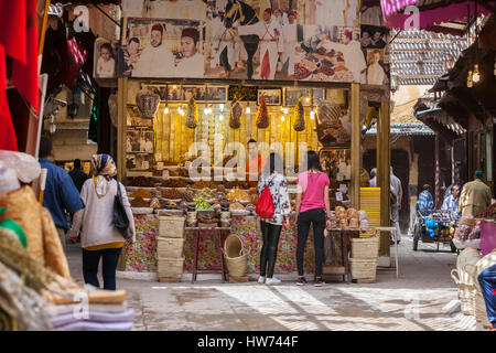 Fes, Marokko.  Hersteller von Süßigkeiten, Süßigkeiten, Gebäck, Nüssen und getrockneten Früchten in der Medina, Fes El-Bali. Stockfoto