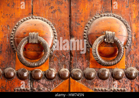 Fes, Marokko.  Türklopfer an einer Tür der Kairaouine-Moschee, Fes El-Bali. Stockfoto