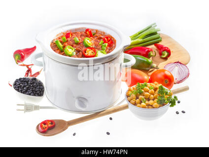 Pinto und Garbanzo Bohnen im Schmortopf mit Gemüse gekocht. Stockfoto