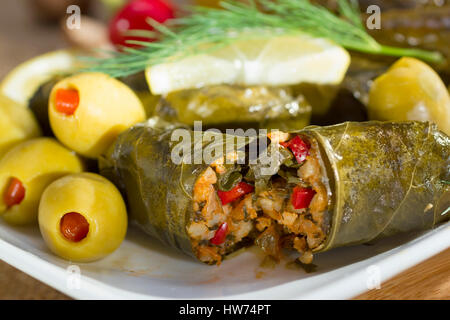 Mediterranes Essen Teller - Blätter Traube mit Reis gefüllt. Stockfoto