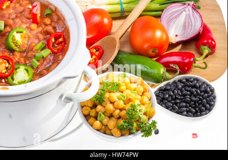 Pinto und Garbanzo Bohnen im Schmortopf mit Gemüse gekocht. Stockfoto