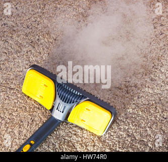 Verwenden trockenen Dampf Reiniger Teppich zu desinfizieren. Stockfoto