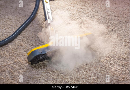 Verwenden trockenen Dampf Reiniger Teppich zu desinfizieren. Stockfoto