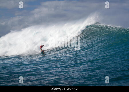 Eine Surfer reitet eine große Ozeanwelle auf der North Shore von Oahu Hawaii in der Nähe von Haleiwa Stockfoto