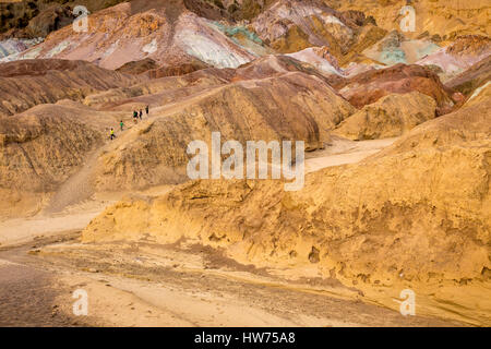 Menschen, Touristen, Besucher, Künstler-Palette, Artist Drive, schwarze Berge, Death Valley Nationalpark, Death Valley, Kalifornien Stockfoto