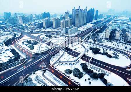 Schnee, Luft moderne Stadtautobahn und Viadukt. Stockfoto