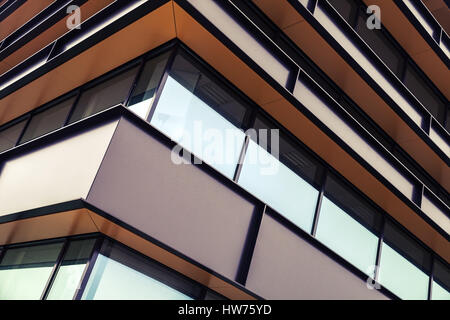 Moderne Industriegebäude Fassade abstrakte Fragment, glänzende Fenster in Stahlkonstruktion Stockfoto