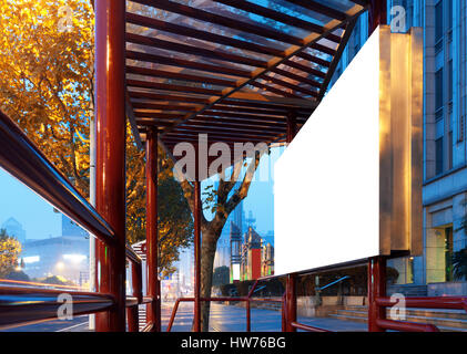 Großstadt bei Nacht, am Straßenrand Billboard leer. Stockfoto