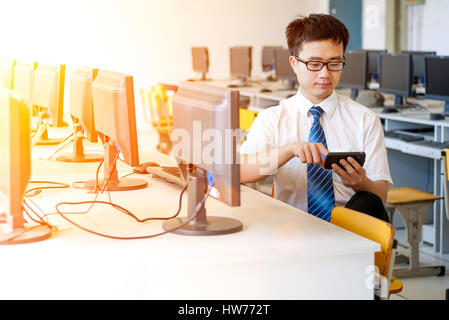 junge asiatische Geschäftsmann im Büro Stockfoto