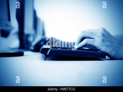 Ingenieur einen Computer bedienen Hände Stockfoto