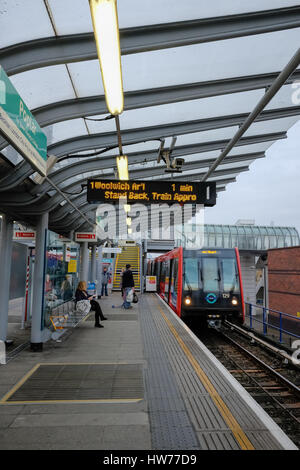Pappel-Station, Docklands Light Railway (DLR), London. Stockfoto