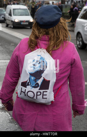 London, UK. 8. März 2017. Ein WASPI Aktivist eine Jeremy Corbyn 'Hoffnung' Tasche außerhalb des Parlaments am Haushalt Tag und internationalen Frauen Tag zu tragen. Stockfoto