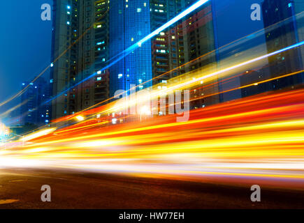 Die Lichtspuren auf dem Hintergrund der modernen Gebäude in shanghai China. Stockfoto