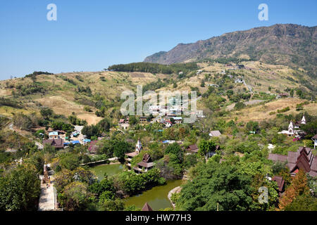 Blick auf die Hügel hinter der Tempelanlage Wat Phra Sorn Kaew am Khao Khor in Petchabun Provinz in Thailand Stockfoto