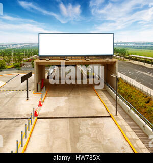 Autobahn leer in der Mitte des Werbespots Stockfoto