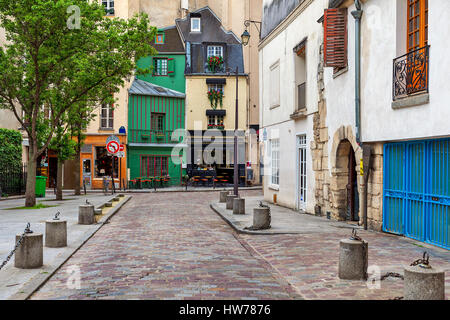 Ansicht der schmalen gepflasterten Straße und typisch Paris Architektur in Paris, Frankreich. Stockfoto