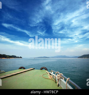 Das Boot in der Bucht, klares Wasser und blauer Himmel. Stockfoto