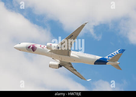 Flug durch einen Qatar Airways Airbus A350 auf der Farnborough International Airshow, UK anzeigen Stockfoto