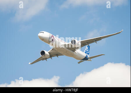 Die neu entwickelte Airbus A350 in Qatar Airways Livree, in den Himmel über Farnborough Flughafen, Vereinigtes Königreich Stockfoto