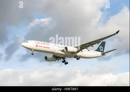 Airbus A321 von Air Canada auf der Zielseite Ansatz nach London Heathrow Airport, Großbritannien betrieben Stockfoto