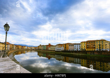 Pisa-Ansicht. Gebäude entlang der Fluss Arno. Italienische Wahrzeichen, Tuscany Stockfoto