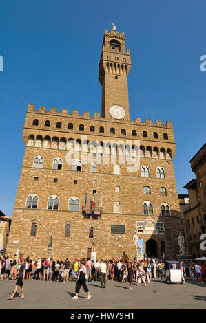 Florenz, Italien - 24. Juni 2016: Touristen besuchen Palazzo Vecchio, symbolisches Gebäude befindet sich auf der Piazza della Signoria in Florenz, Italien Stockfoto