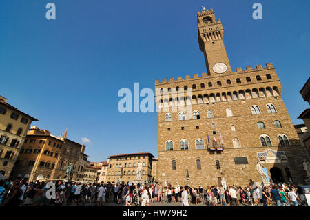 Florenz, Italien - 24. Juni 2016: Touristen besuchen Palazzo Vecchio, symbolisches Gebäude befindet sich auf der Piazza della Signoria in Florenz, Italien Stockfoto