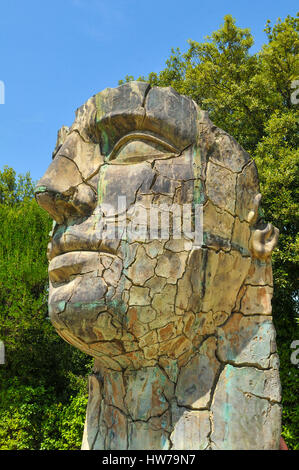 Florenz, Italien - 25. Juni 2016: Architektonische Details von Tindaro Screpolato, eine Bronzeskulptur von Igor Mitoraj in den Boboli-Gärten in Florenz. Stockfoto