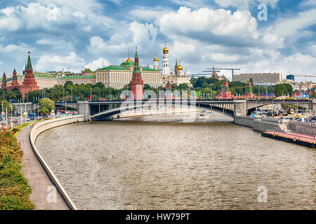 Malerische Luftaufnahme über Fluss Moskwa und den Kreml in Moskau, Zentralrussland Stockfoto