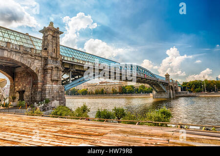 Blick über Pushkinsky Fußgängerbrücke aus Gorki Park in Moskau, Zentralrussland Stockfoto