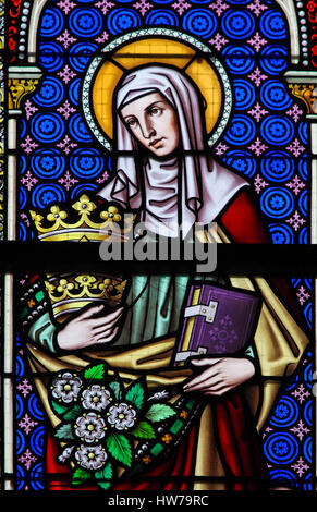 Glasfenster in der Kirche von Sablon in Brüssel, Belgien, Darstellung Saint Elizabeth, Königin von Ungarn, ein Symbol der christlichen Nächstenliebe. Stockfoto