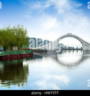 Suzhou Gärten, unter dem blauen Himmel Brücken und Seen. Stockfoto