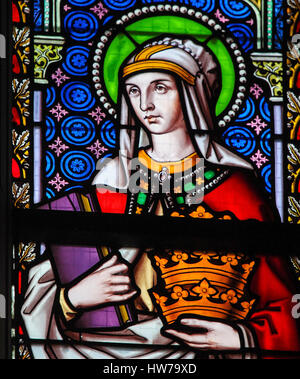 Glasfenster in der Kirche von Sablon in Brüssel, Belgien, Darstellung Saint Elizabeth, Königin von Ungarn, ein Symbol der christlichen Nächstenliebe. Stockfoto