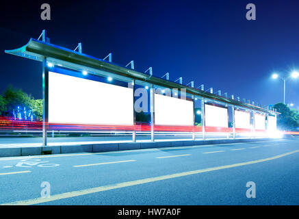 Großstadt bei Nacht, am Straßenrand Billboard leer. Stockfoto